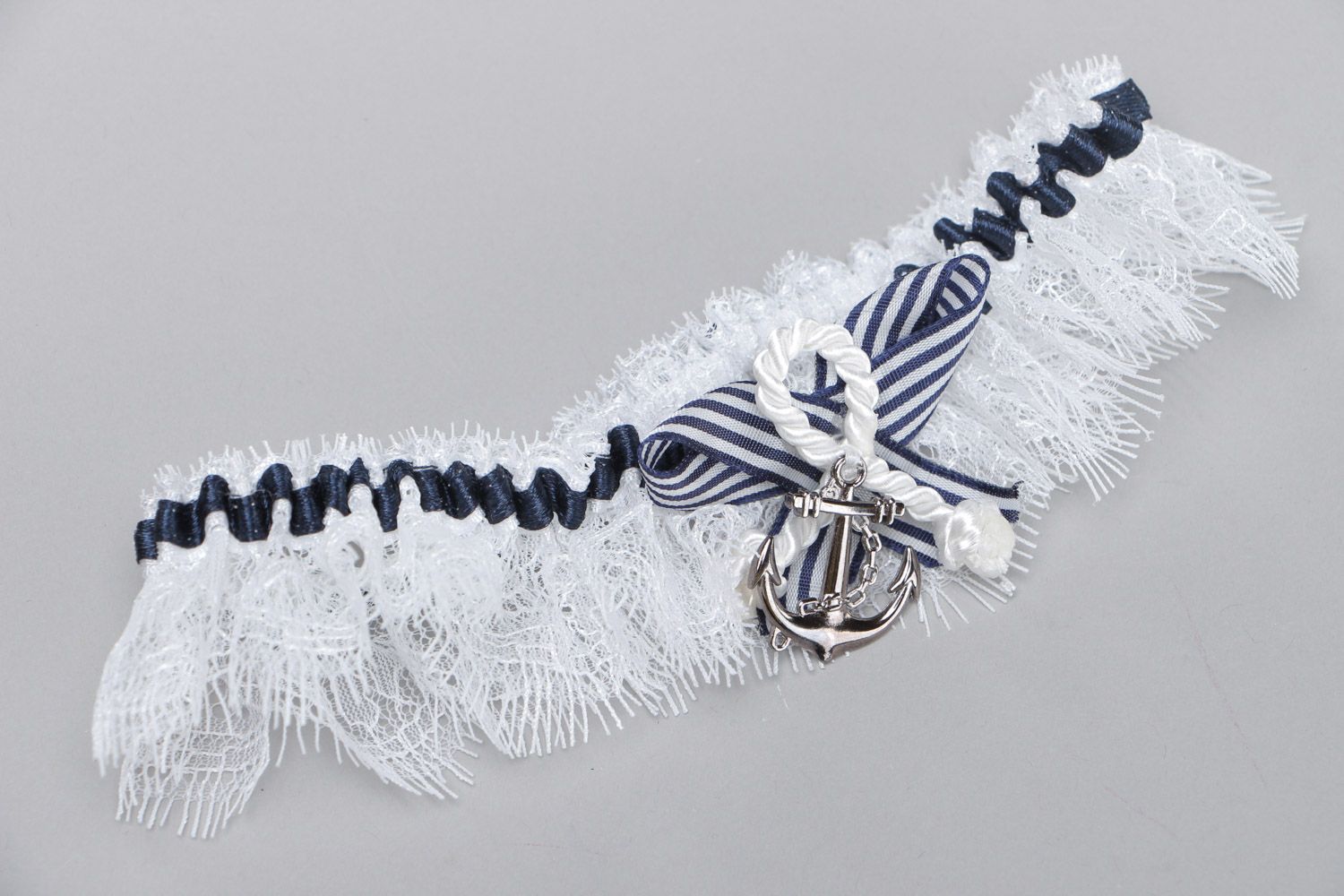 Jarretière de la mariée avec ancre faite main en dentelle bleu-blanc style marin photo 2