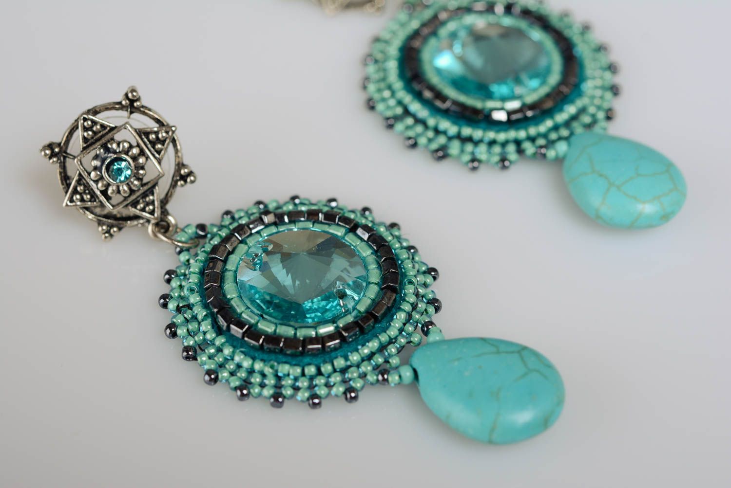 Glasperlen Ohrringe mit Howlith Strass Steinen in Türkisblau handgemacht foto 2