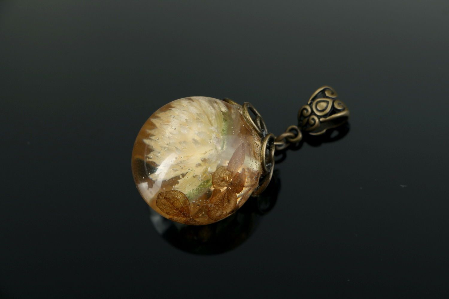 Pendant made of gomfrena and hydrangea, covered with epoxy resin photo 3