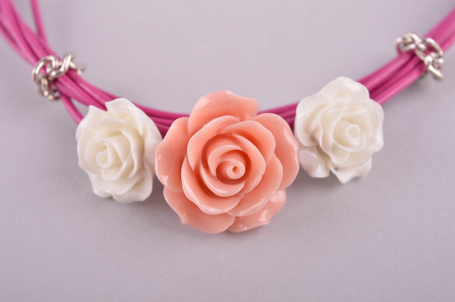 Collar artesanal rosado con tres rosas bisutería fina accesorio femenino foto 3