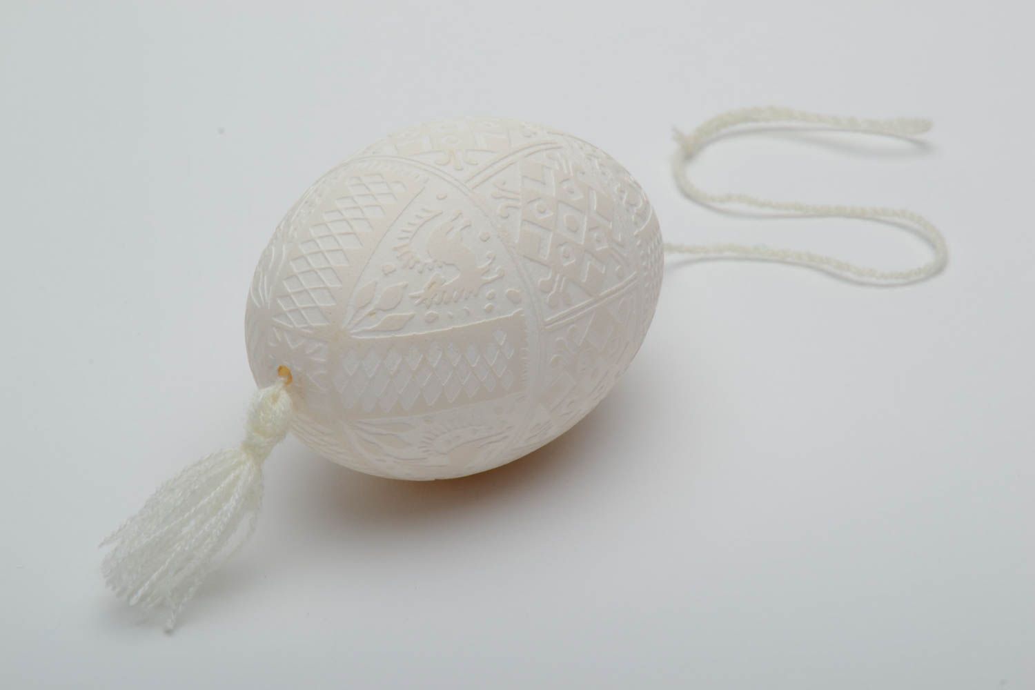 Пасхальное яйцо подвеска в технике травления с геометрическим орнаментом белое фото 4