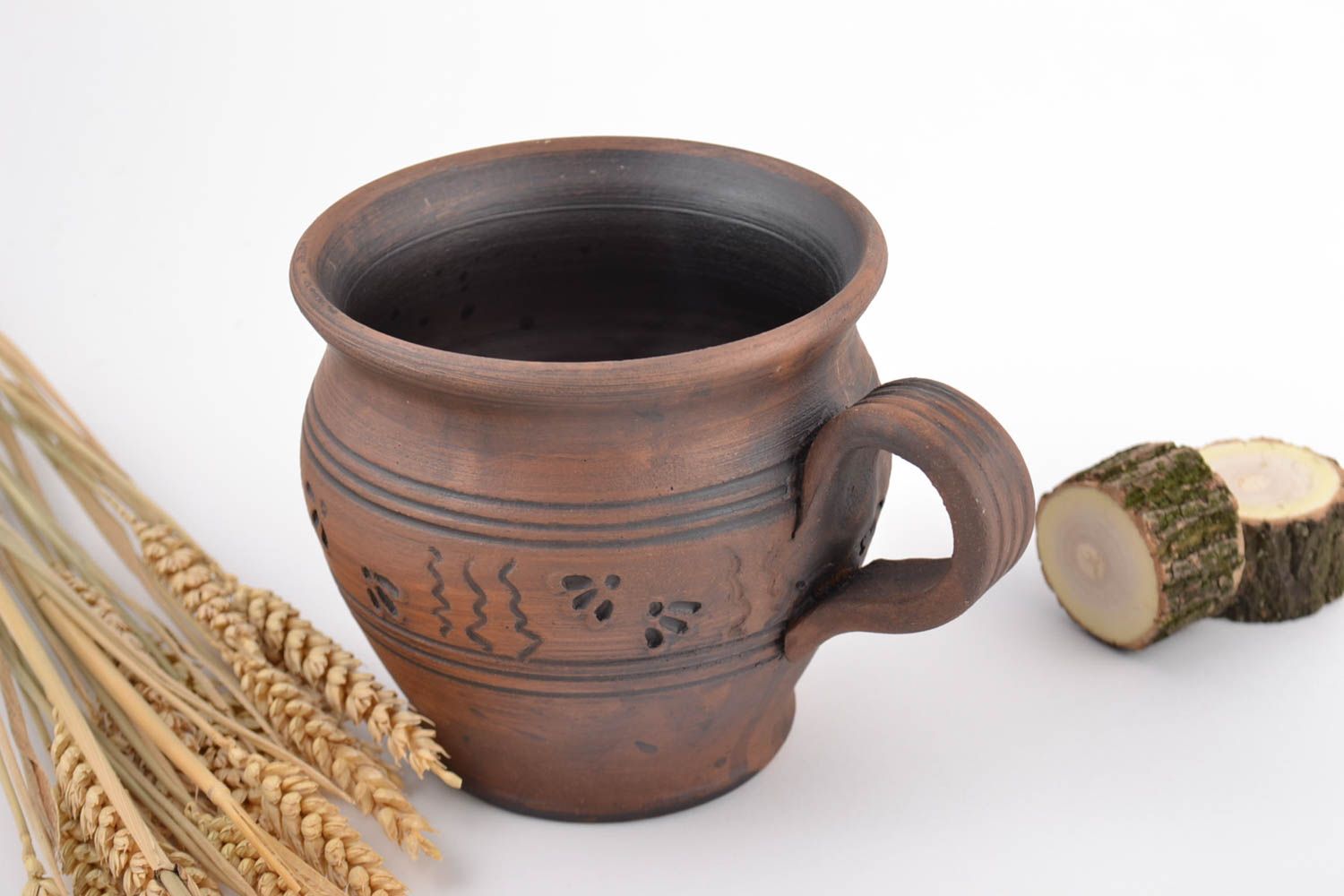 XXL 18 oz clay cup with hande and rustic pattern photo 1