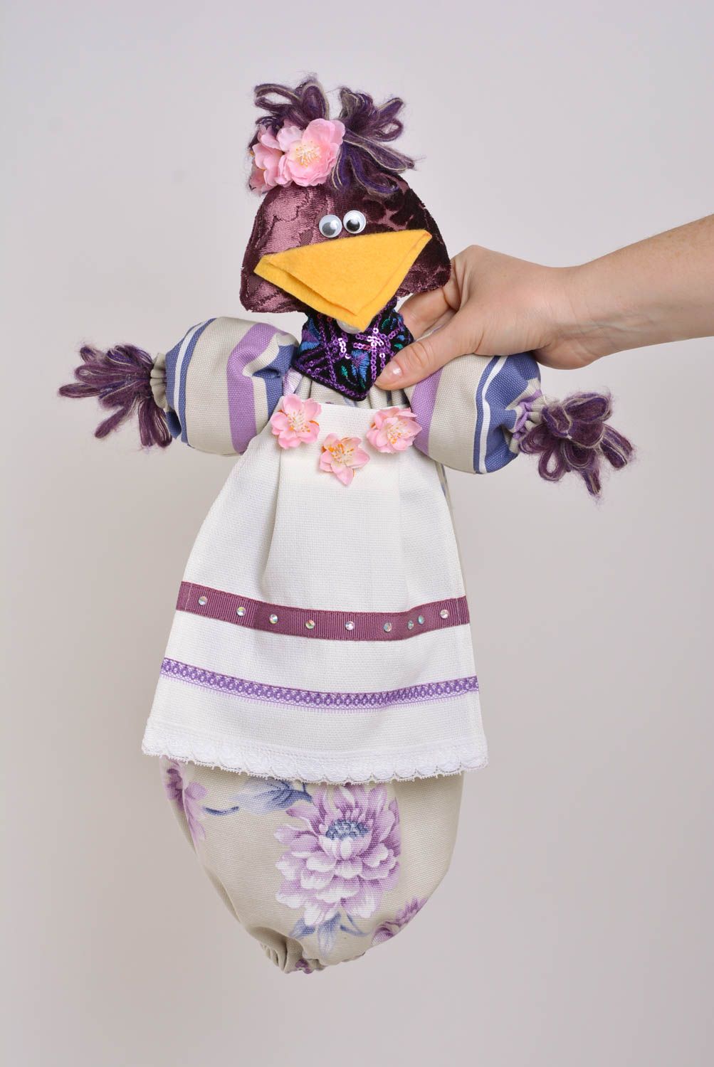 Muñeca guardabolsas artesanal con forma de corneja original de tela decorativa foto 4
