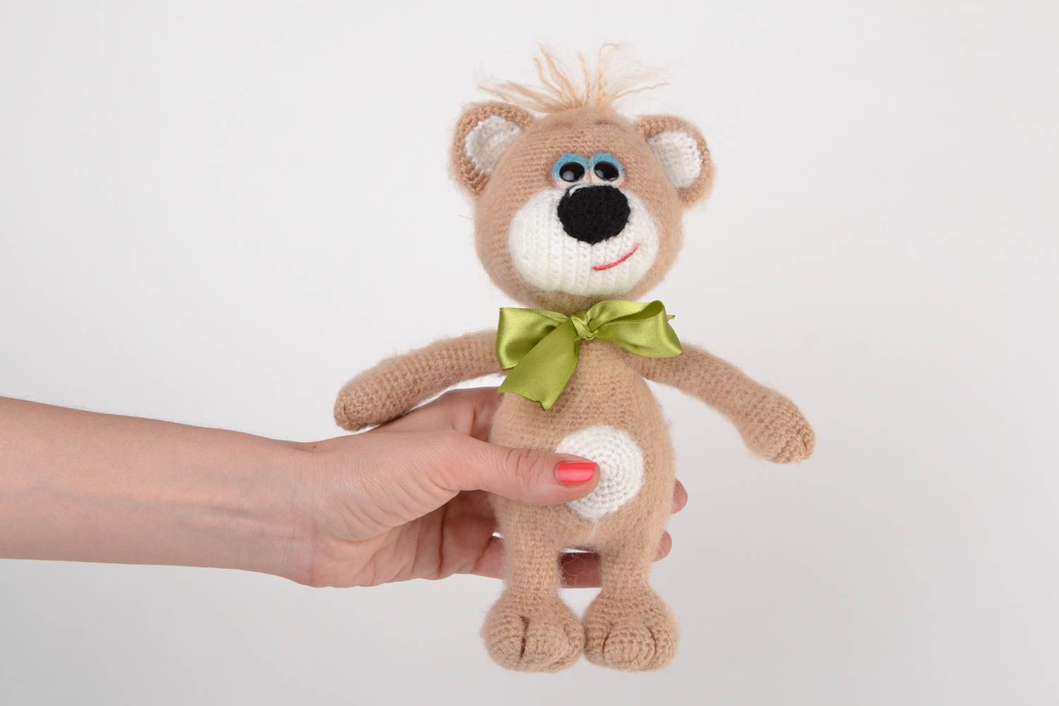 Мягкая вязаная игрушка медведь ручной работы авторская красивая для детей и дома фото 2