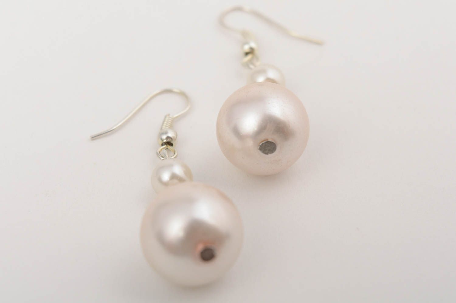 Petites boucles d'oreilles avec perles en céramique faites main blanches photo 3