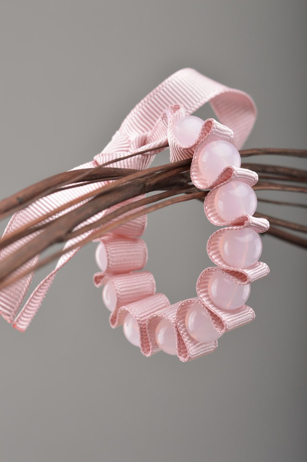 Оригинальный браслет из репсовой ленты и бусин розовый для девушки ручная работа фото 1