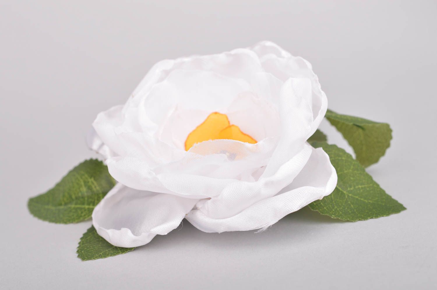Заколка для волос из атласа в виде цветка чайной розы большая ручной работы фото 4