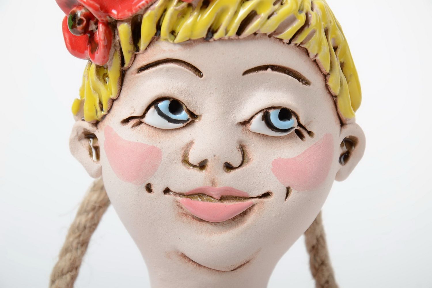 Handmade Statuette aus Ton mit Pigmenten bemalt in Form vom Mädchen originell foto 4