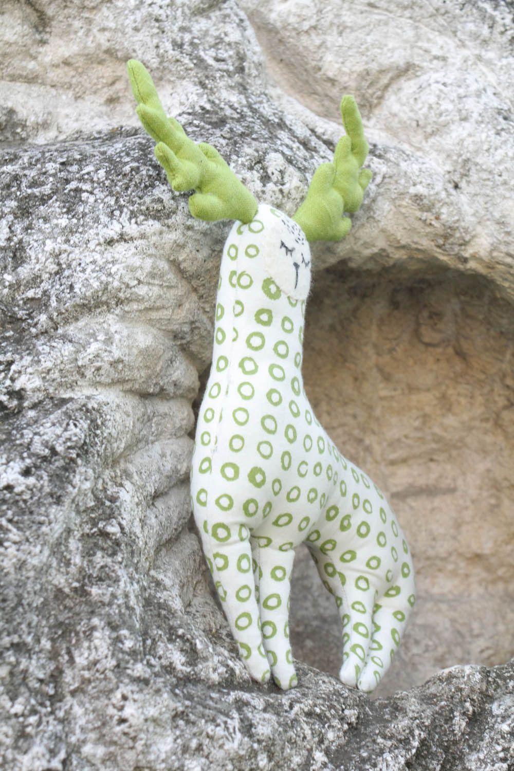 Brinquedo macio têxtil feito à mão de tecido para decoração do interior de materiais naturais Cervo foto 5