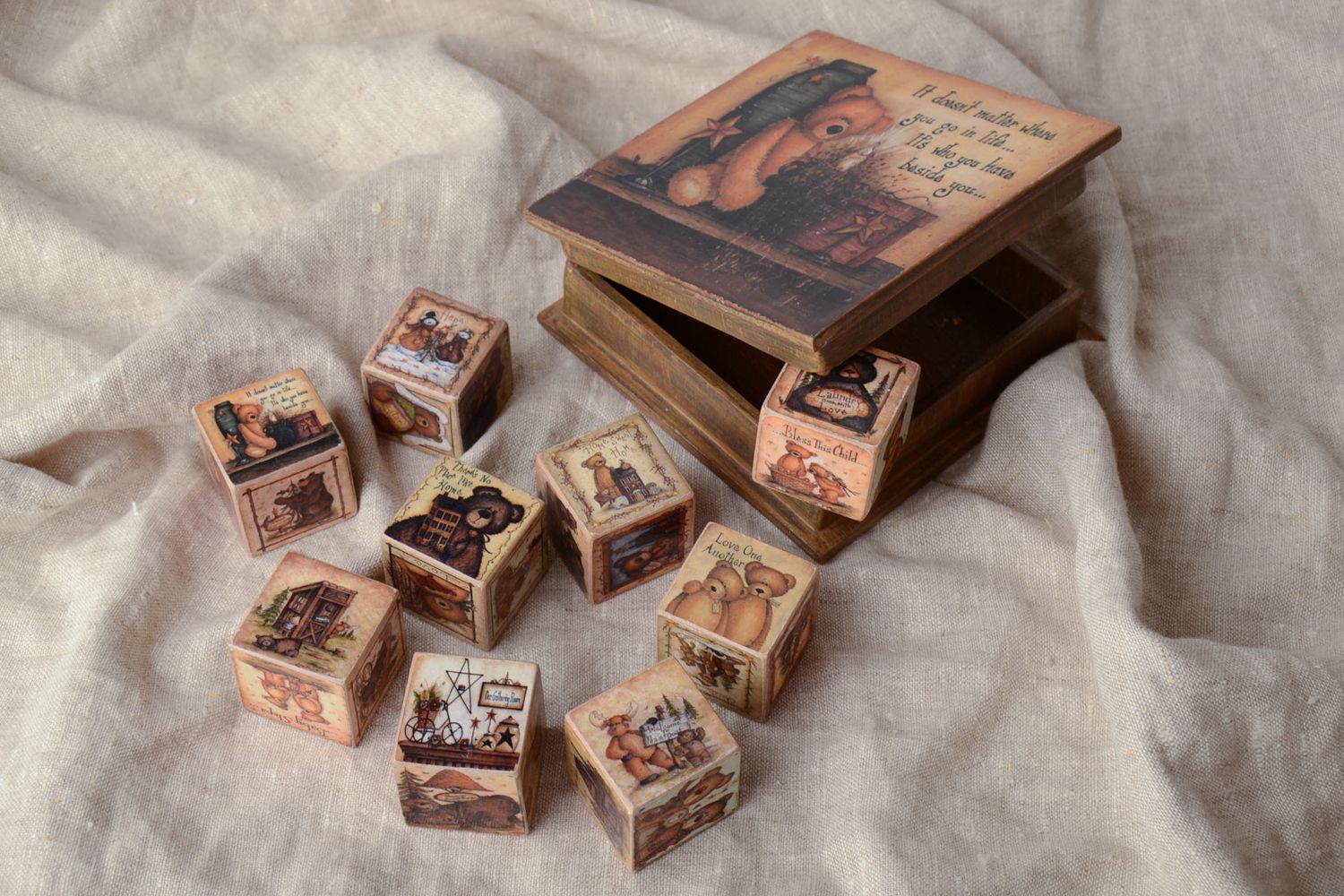 Petits cubes en bois décorés Nounours dans boîte pour enfant faits main photo 1