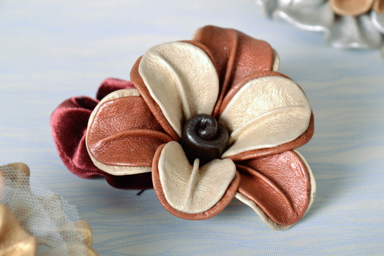Gentle scrunchy made of genuine leather photo 1