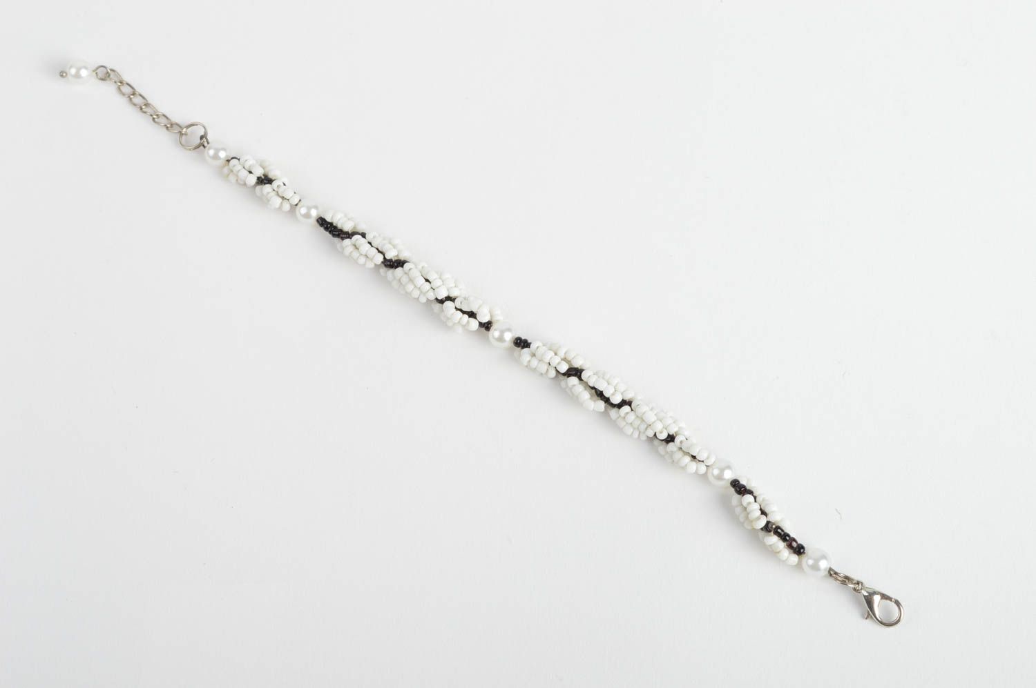 Bracelet en perles de rocailles fait main blanc noir design de créateur photo 3