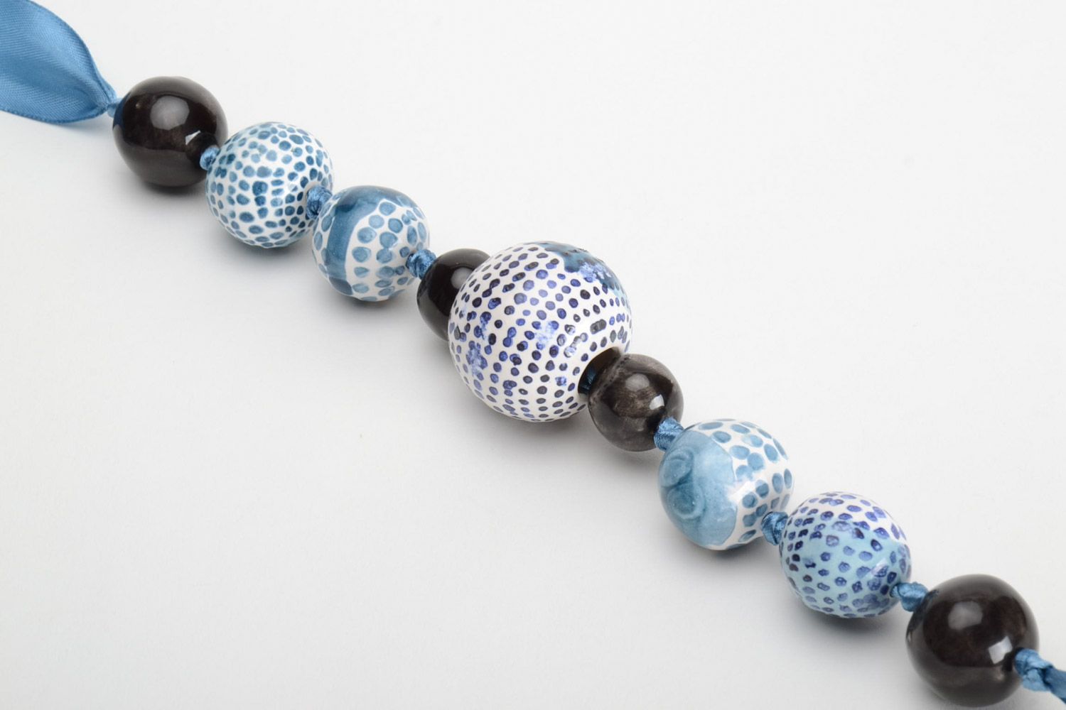 Крупное глиняное ожерелье с росписью эмалями ручной работы светло голубое  фото 4
