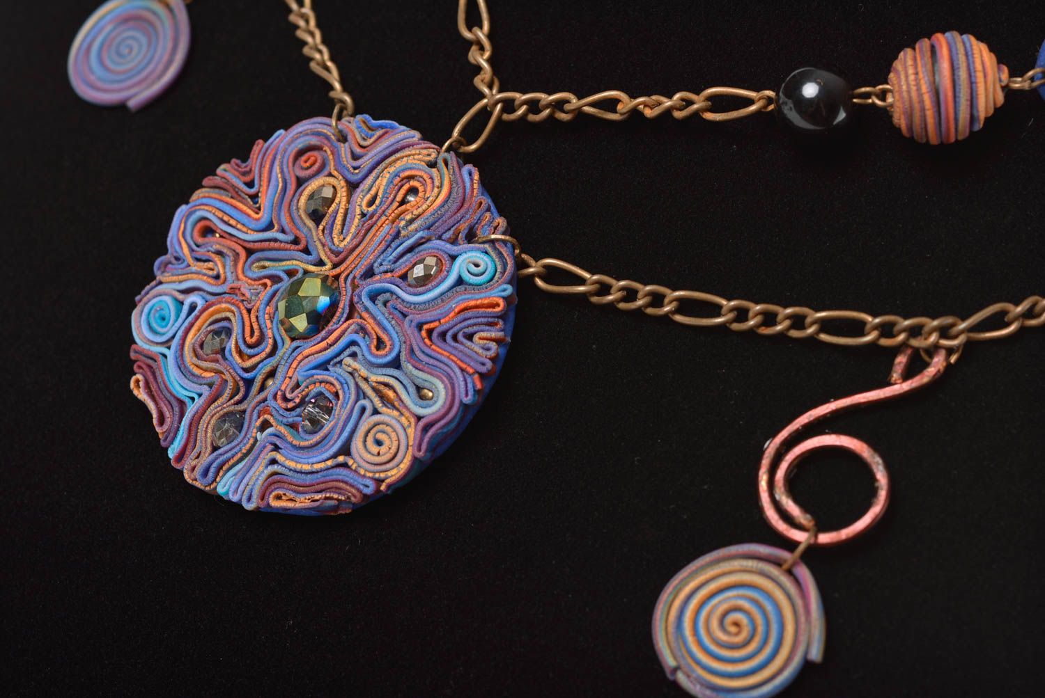 Ожерелье из полимерной глины и акриловых бусин фиолетовое ручной работы фото 3