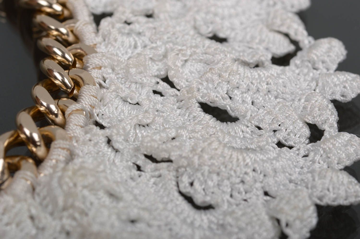 Колье ручной работы колье крючком ожерелье из ниток белое ажурное на цепочке фото 2