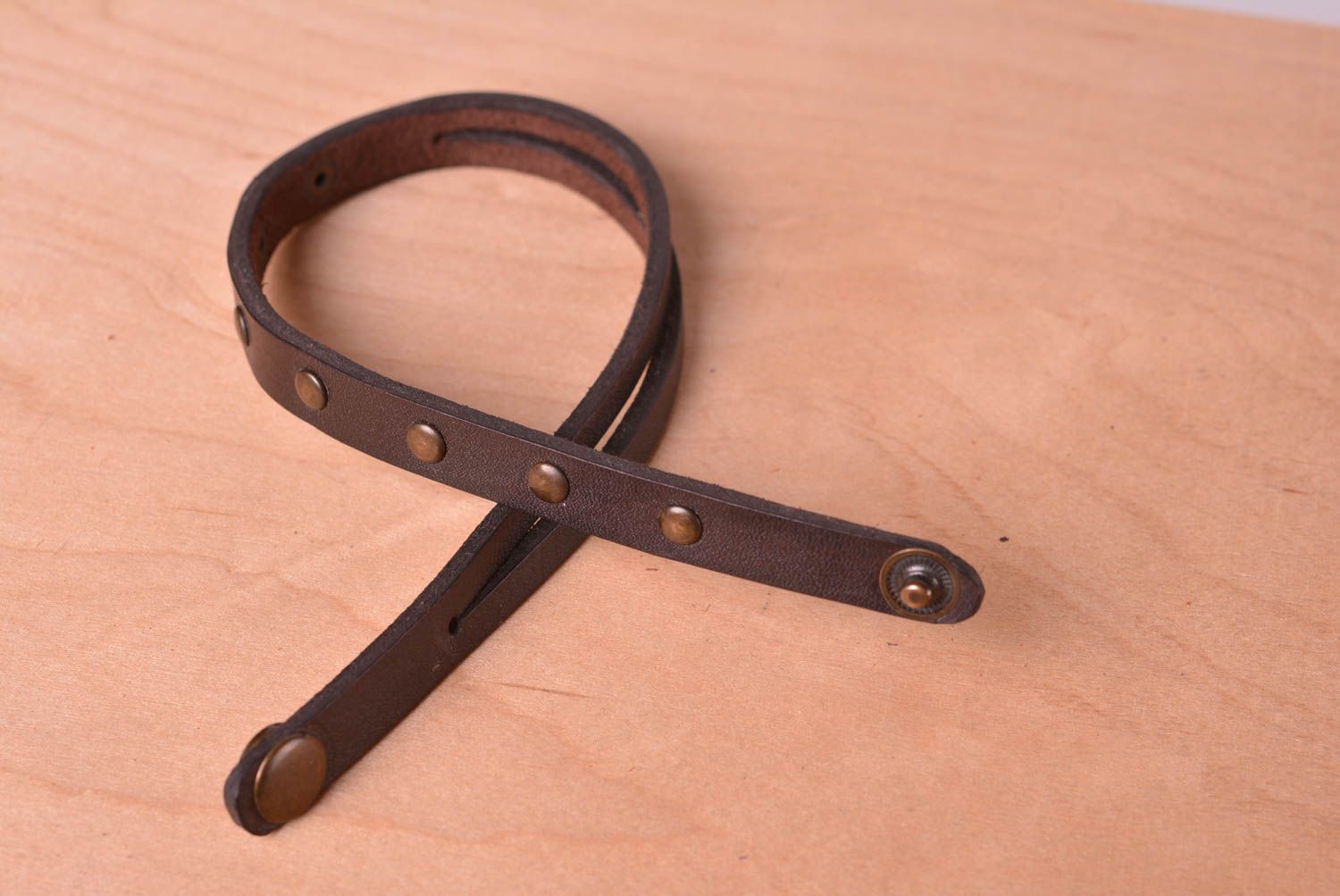 Кожаный браслет ручной работы украшение из кожи коричневый браслет на руку фото 3