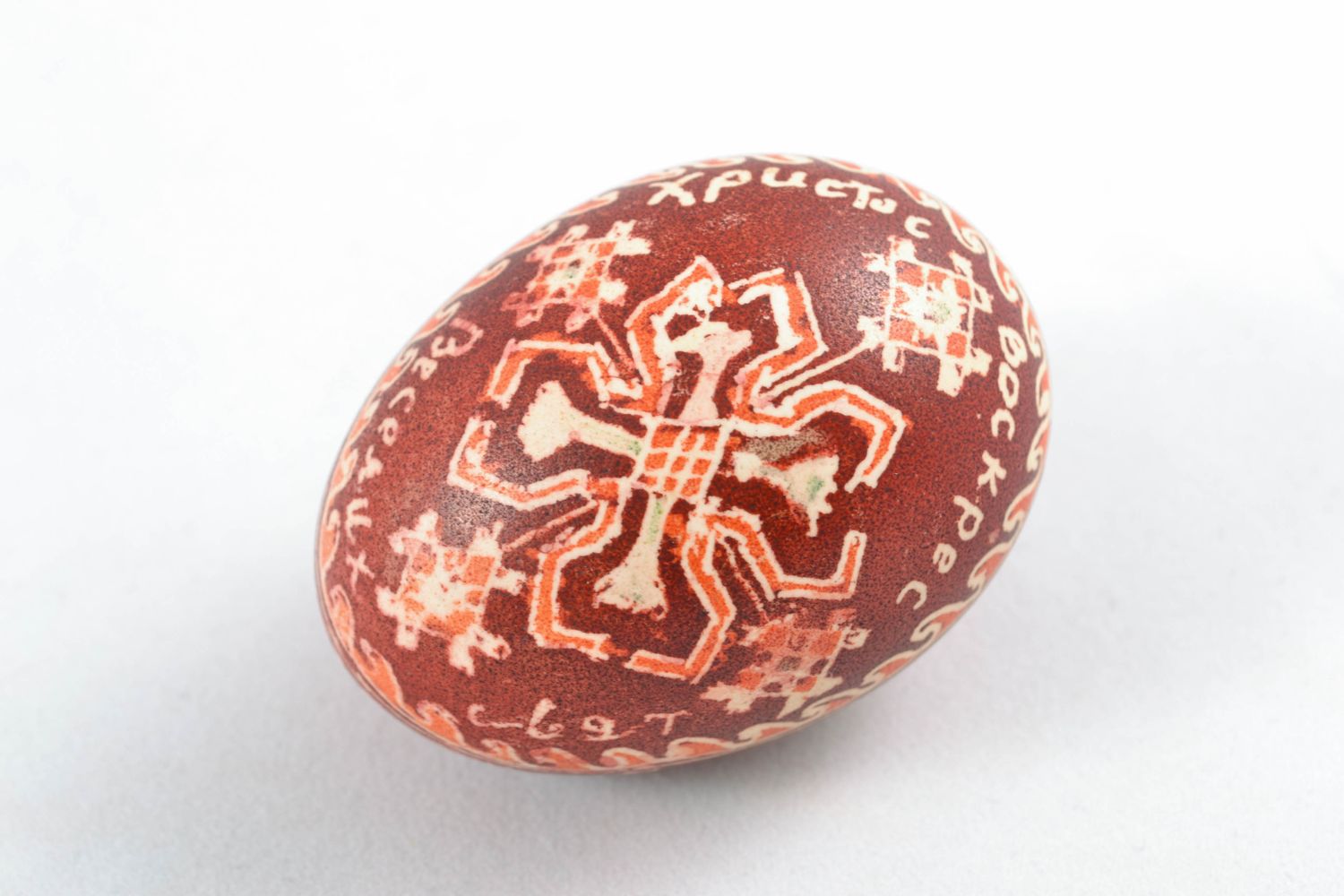 Oeuf décoratif de Pâques peint avec symboles sacraux photo 5