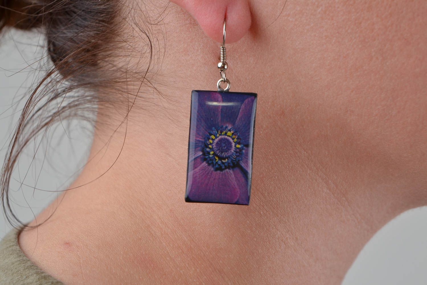 Handgemachte rechteckige Ohrringe aus Polymer Ton in Violett Decoupage Technik  foto 2