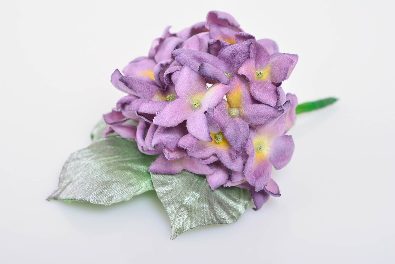 Тканевая брошь ручной работы в виде цветка гортензии шелковая красивая фото 1