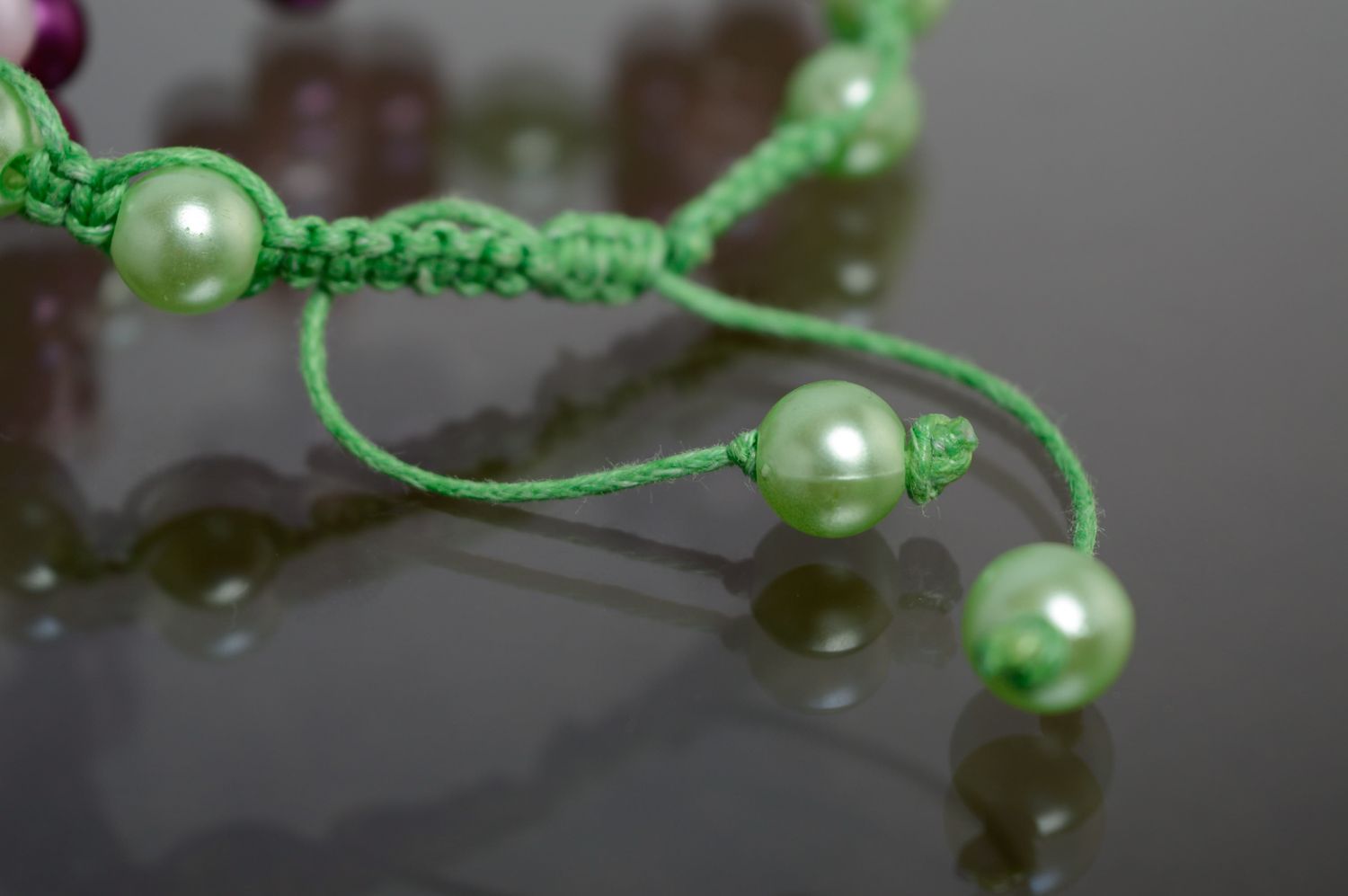 Bracelet en macramé original lacet vert ciré et perles de verre fait main  photo 4