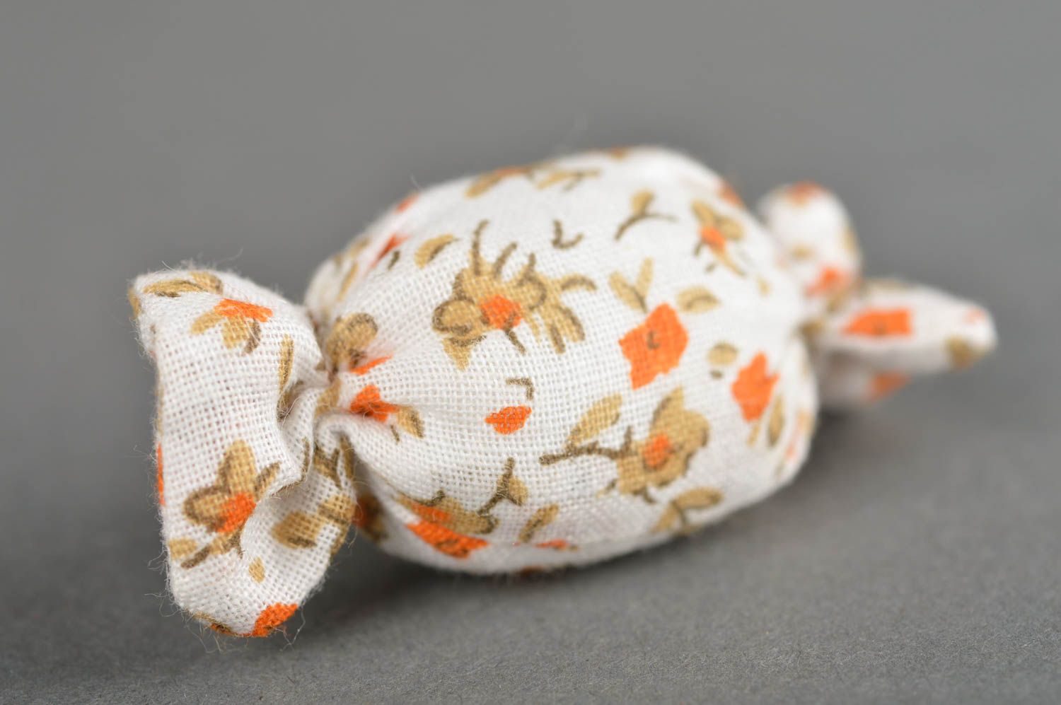 Broche bonbon Bijou fait main fantaisie en tissu motif floral Cadeau fille photo 3