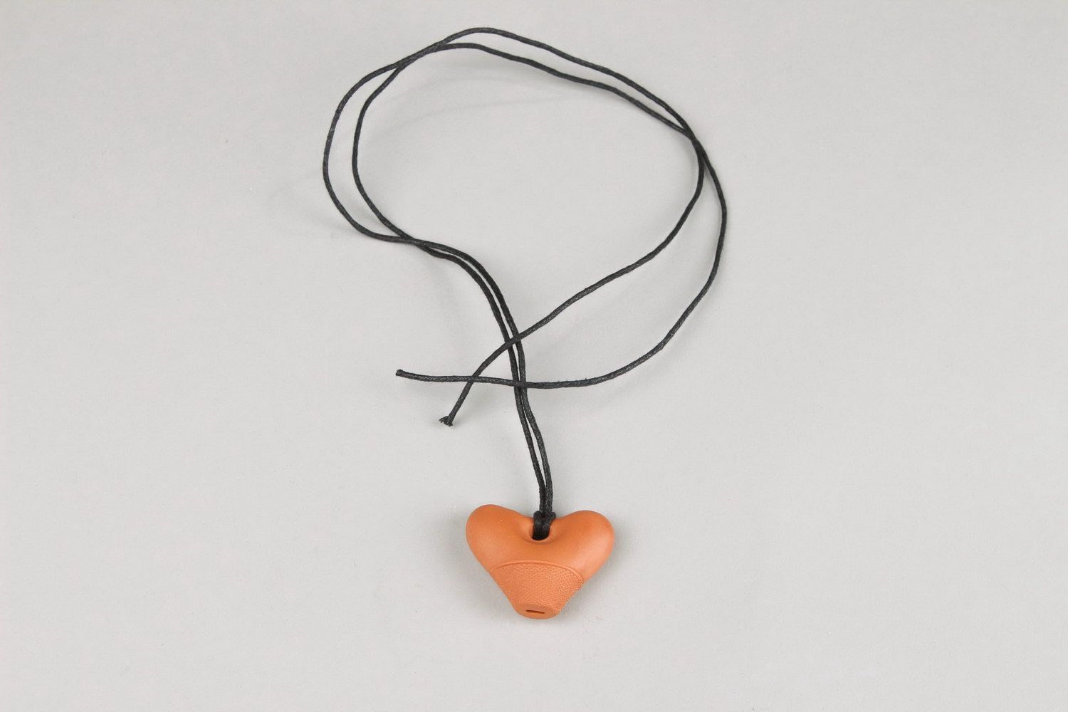 Heart-shaped tin whistle pendant made of clay photo 1