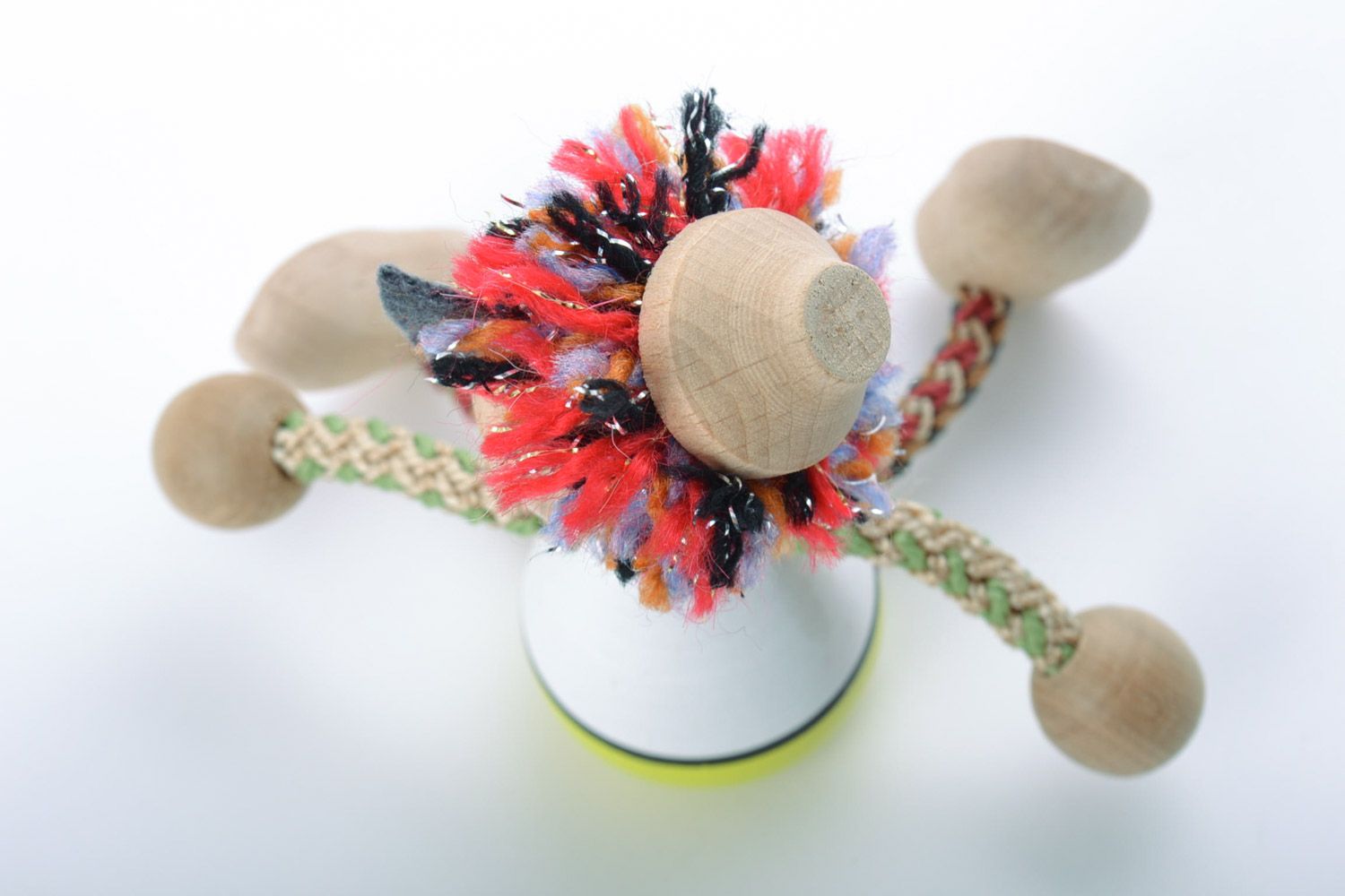 Handmade Spielzeug aus Holz in Form vom Kater im Hut mit Bemalung künstlerisch foto 4