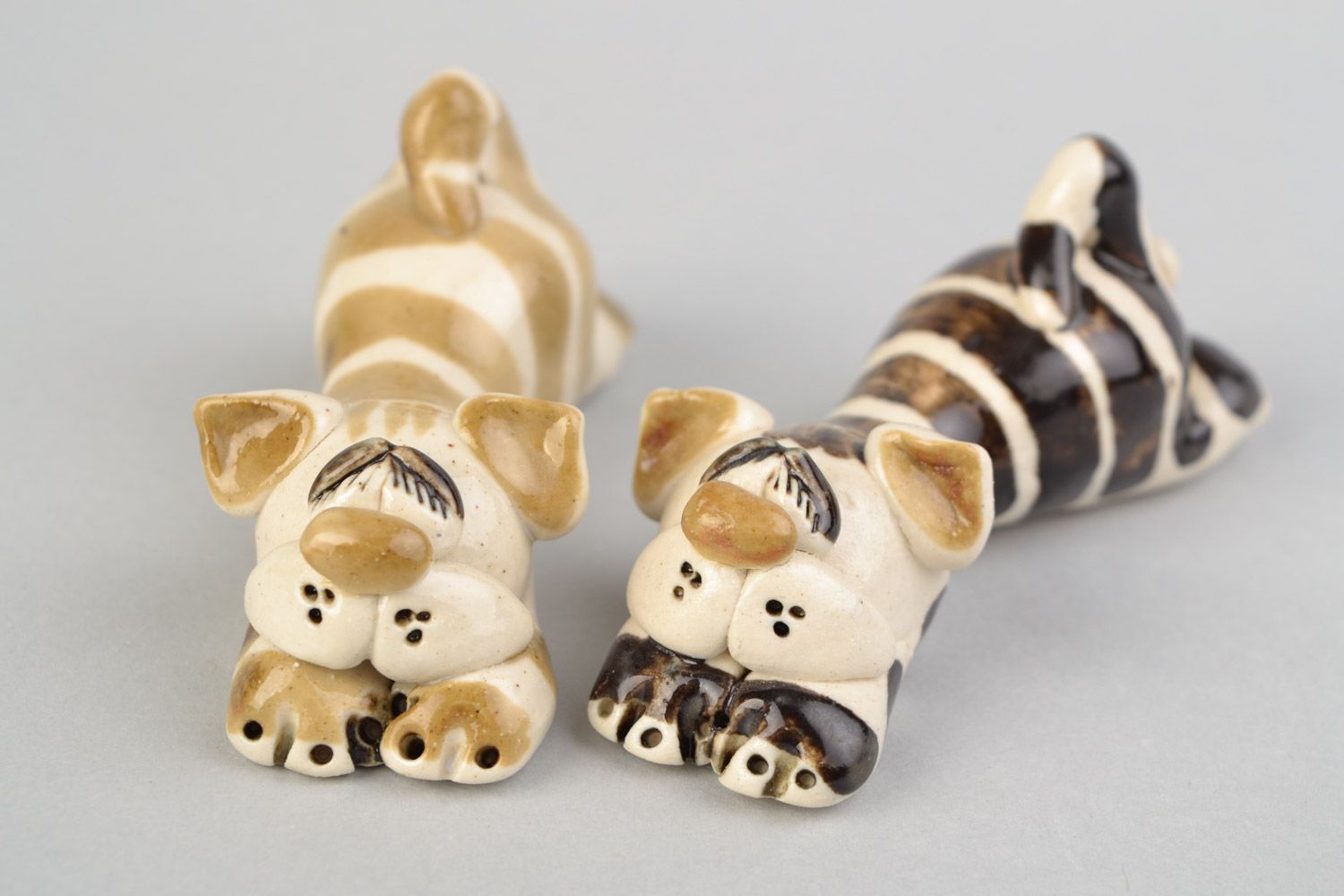 Petites figurines en céramique peintes blanc-brun faites main 2 chats couchés photo 1