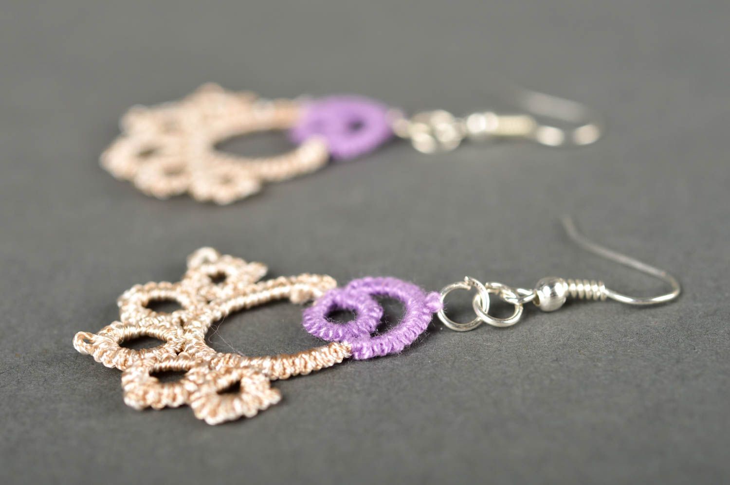 Handmade Occhi Schmuck zarte lange Ohrringe Accessoire für Frauen violett beige foto 3