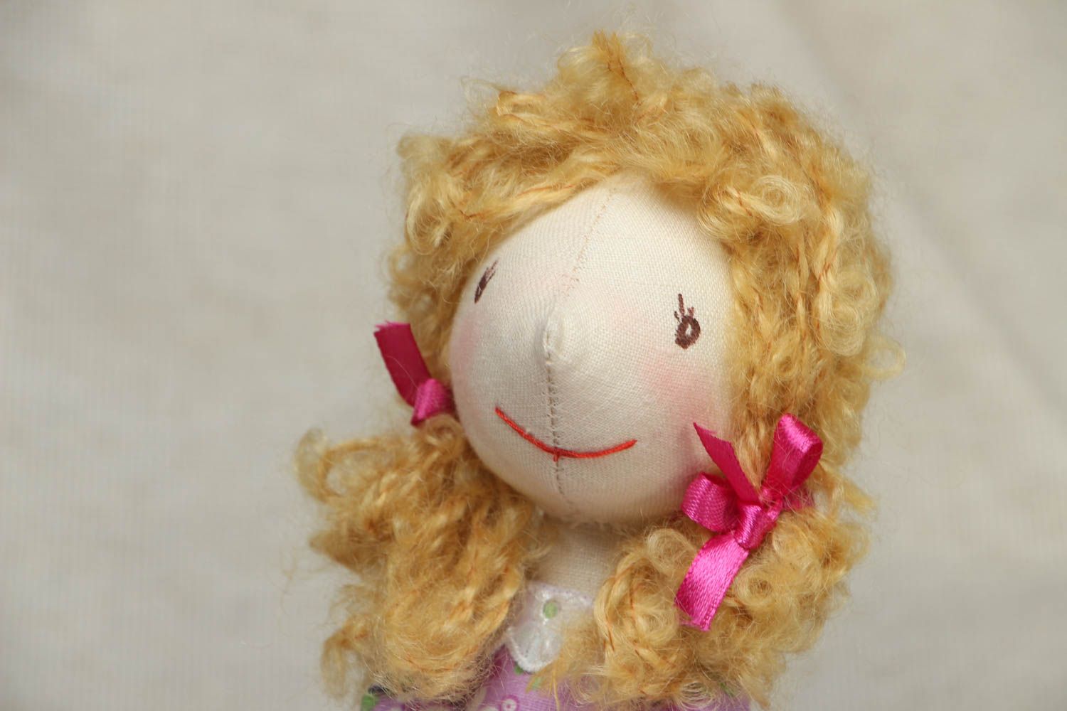 Авторская кукла в сиреневом сарафане с сумкой фото 2
