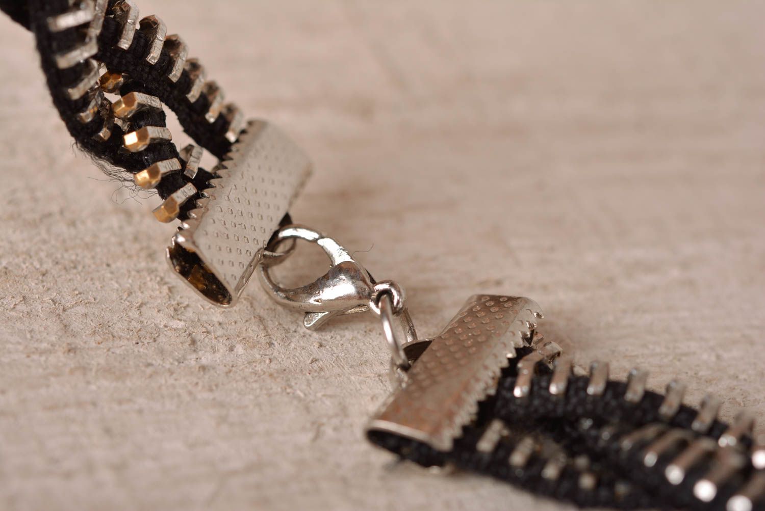 Handmade Designer Schmuck Frauen Accessoire Damen Armband aus Reißverschluss foto 3
