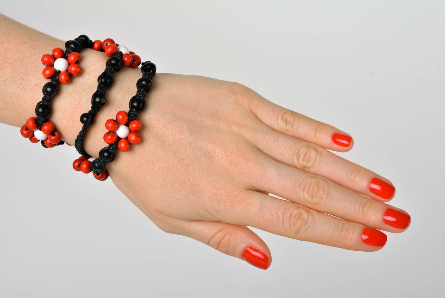 Collier floral Bijou fait main rouge-noir perles de bois Cadeau pour femme photo 3