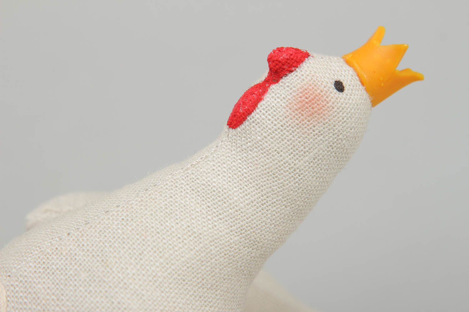 Jouet mou décoratif en lin et coton fait main en forme de poule-princesse  photo 3