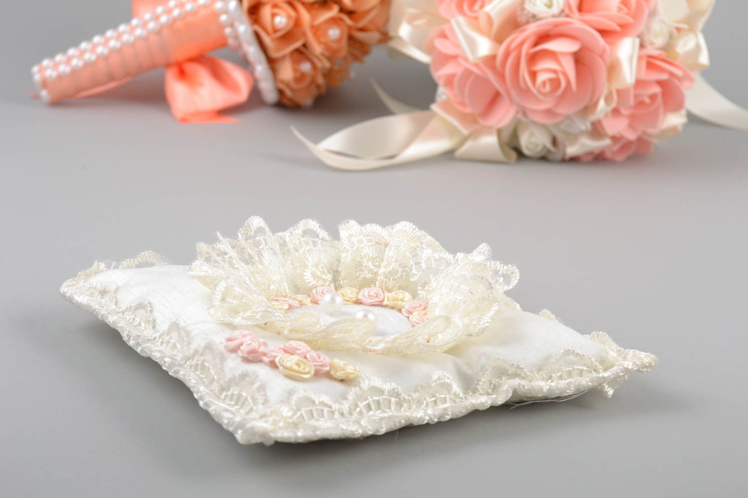 Свадебная подушечка для колец белая декорирована цветами нежный аксессуар фото 1