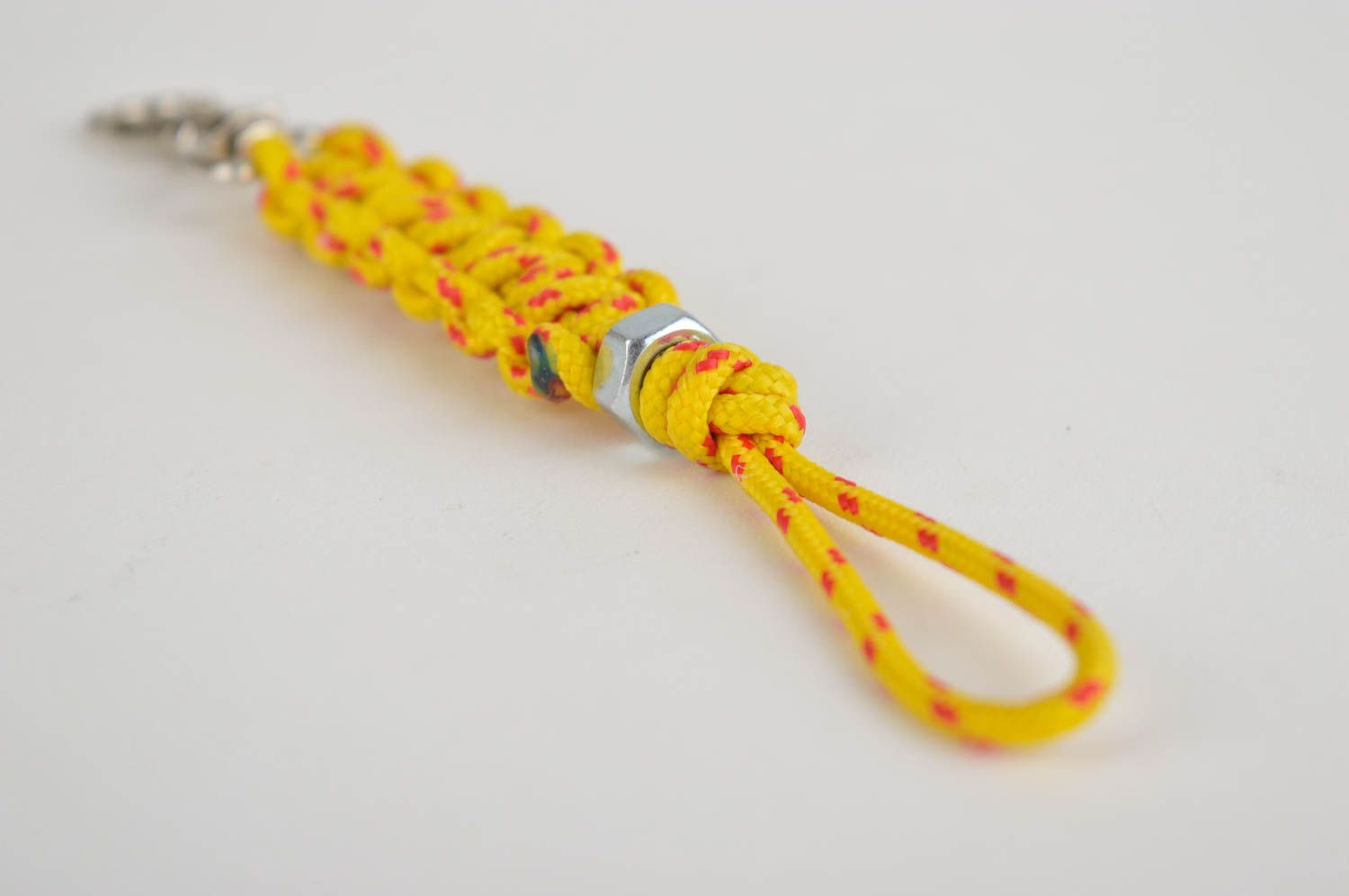 Брелок ручной работы авторский аксессуар брелок для ключей из шнура желтый фото 5