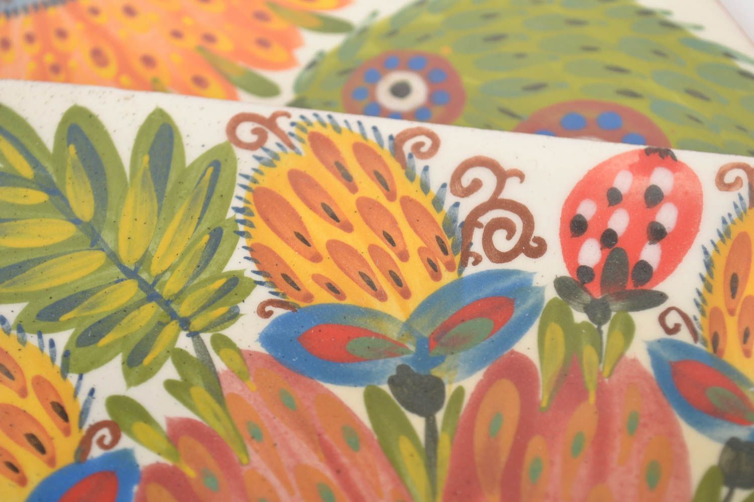 Керамическая плитка набор из трех штук ручной работы майолика цветы красивые фото 3