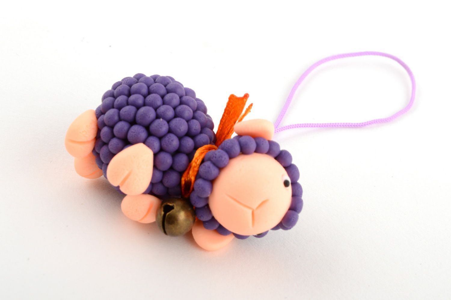 Porte-clés fait main en pâte polymère accessoire en forme de mouton violet photo 5
