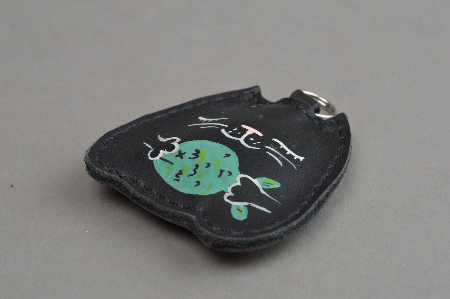 Брелок для ключей из натуральной кожи ручной работы в виде черного кота фото 3