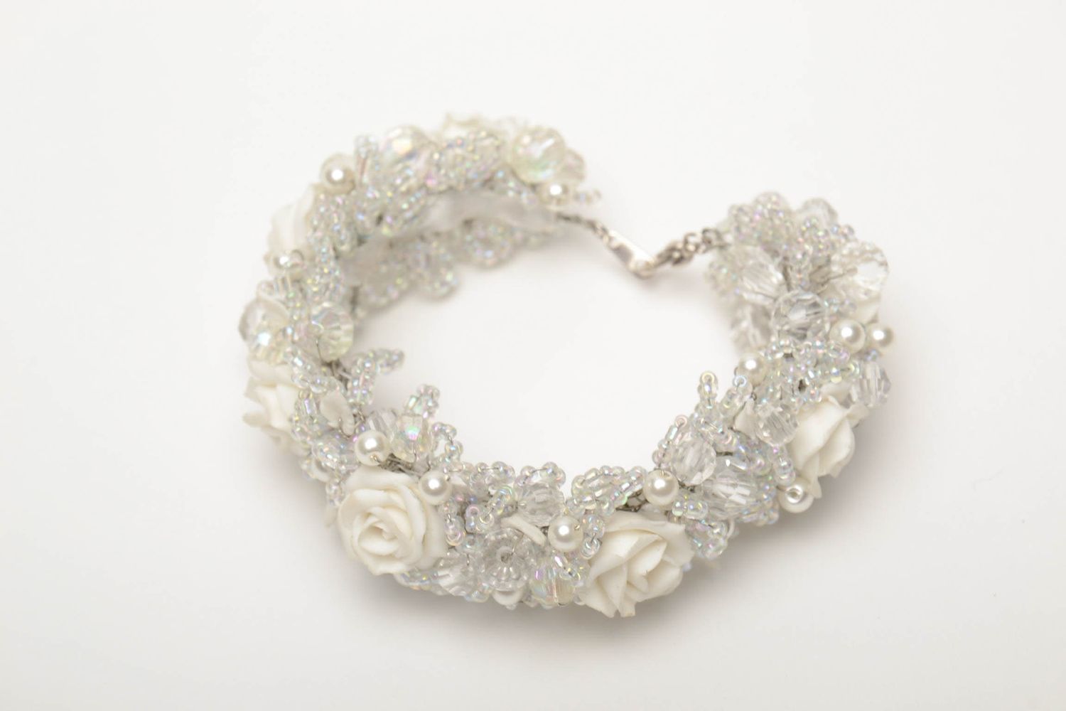 Bracelet fait main de pâte polymère et perles de rocaille Roses blanches photo 1