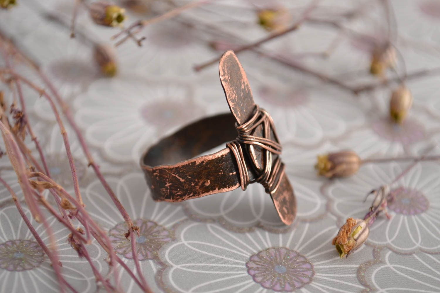 Красивое кольцо хэнд мэйд украшение в технике wire wrap медное кольцо простое фото 1