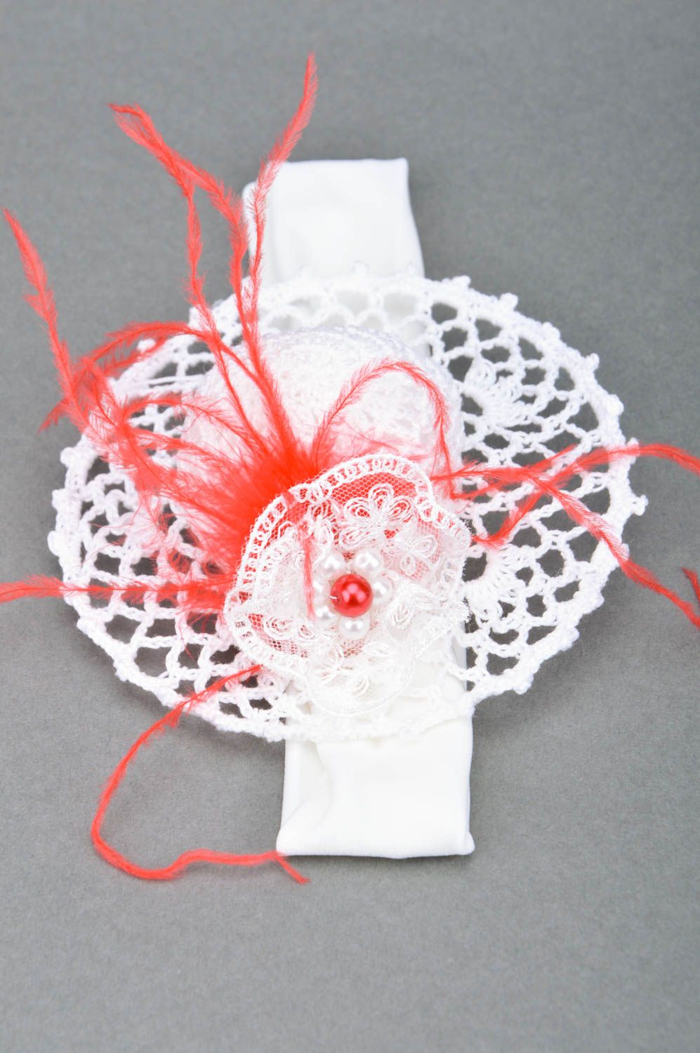 Handmade crochet elastic headband with miniature top hat white and red for babies photo 3