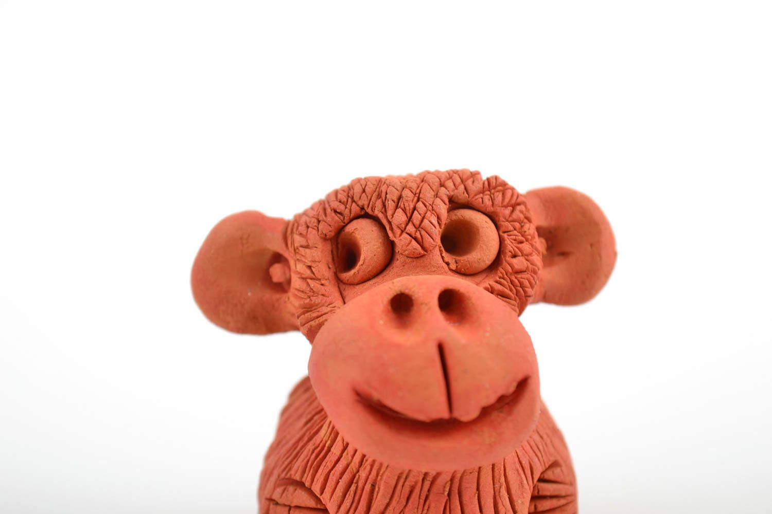 Petite figurine en céramique faite main rouge amusante en forme de singe photo 5