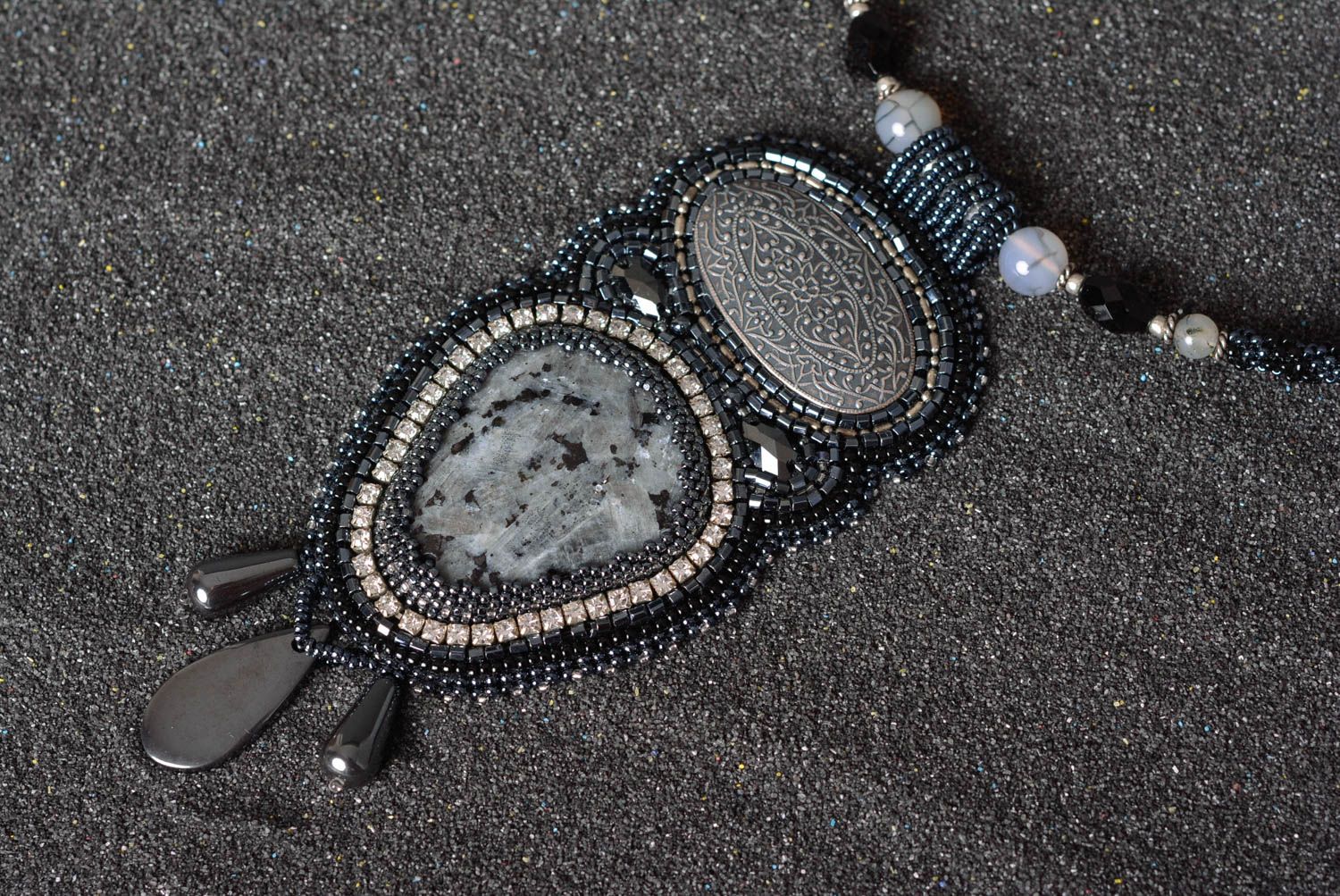 Колье из бисера с камнями колье ручной работы ожерелье с камнями и бисером  фото 3