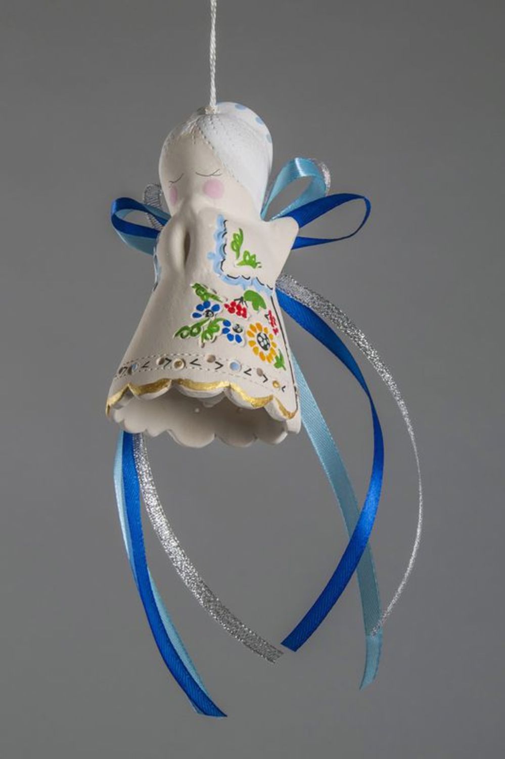 Clochette blanche en céramique avec rubans bleus photo 2