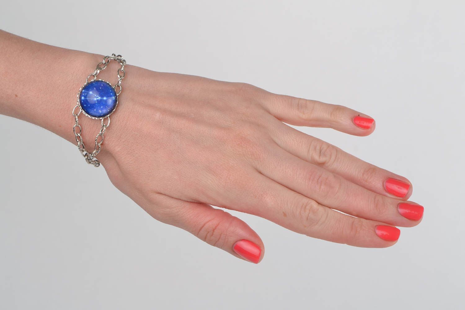 Bracelet en métal et verre mince bleu fait main signe du zodiaque Taureau  photo 1