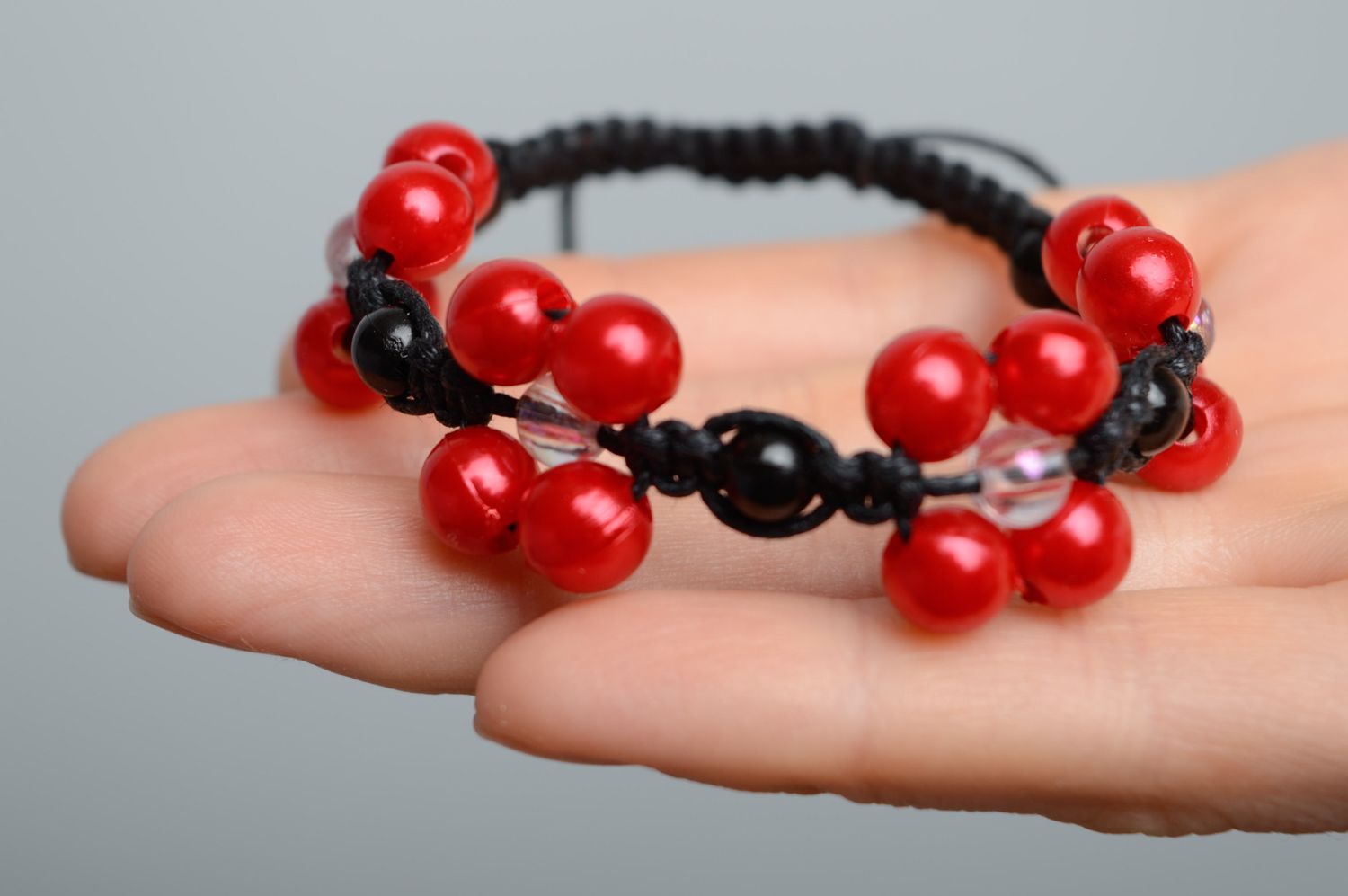 Bracelet noir et rouge en macramé avec perles céramiques fait main pour femme photo 3