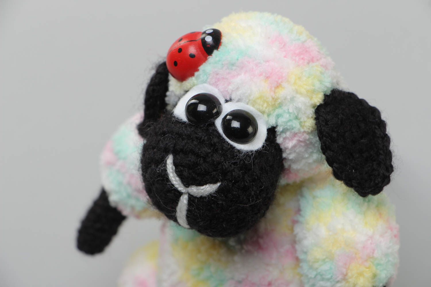 Мягкая вязаная игрушка овечка ручной работы милая детская забавная из ниток фото 3