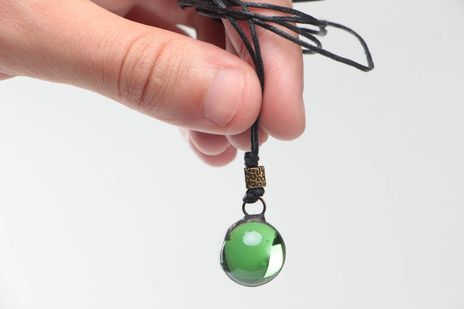 Pendentif boule en verre beau vert lacet ciré noir accessoire fait main photo 5