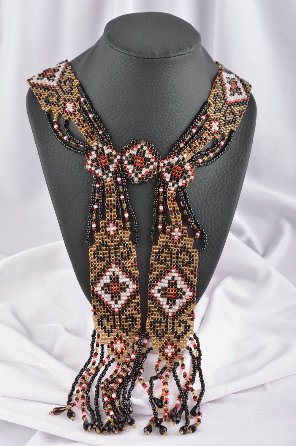 Collana di perline fatta a mano accessorio da donna originale marrone foto 1