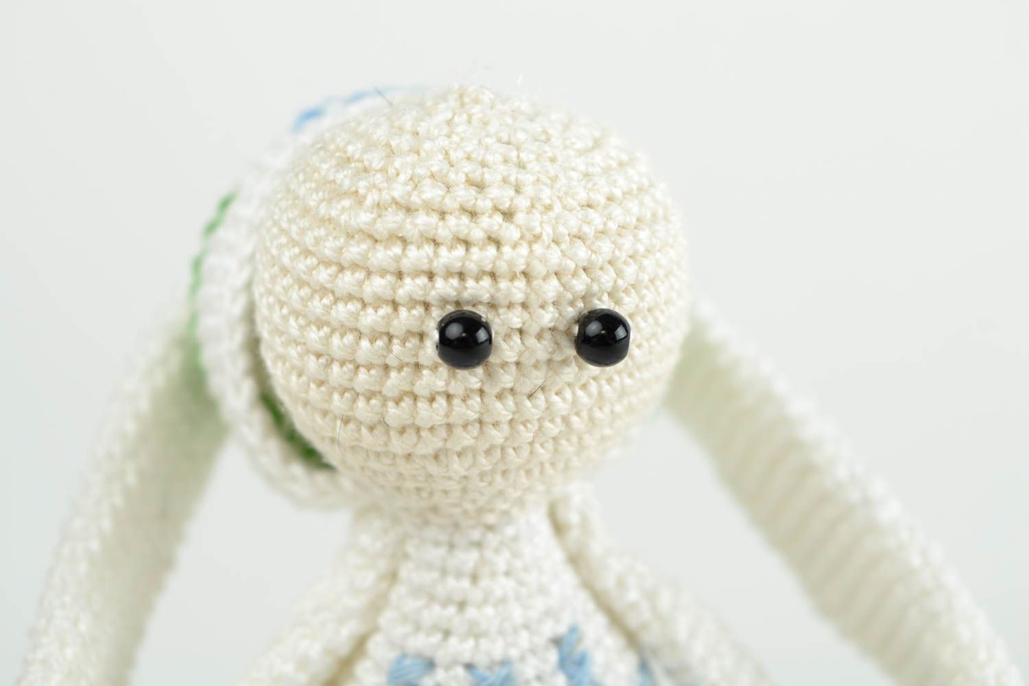 Игрушка заяц с вышивкой ручной работы мягкая игрушка вязаная детская игрушка фото 4